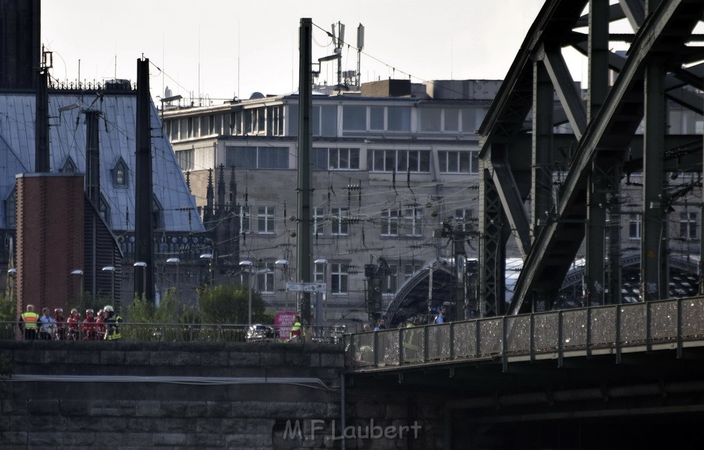 PSpringt kein Suizid Brueckenspringer Koeln Hohenzollernbruecke P044.JPG - Miklos Laubert